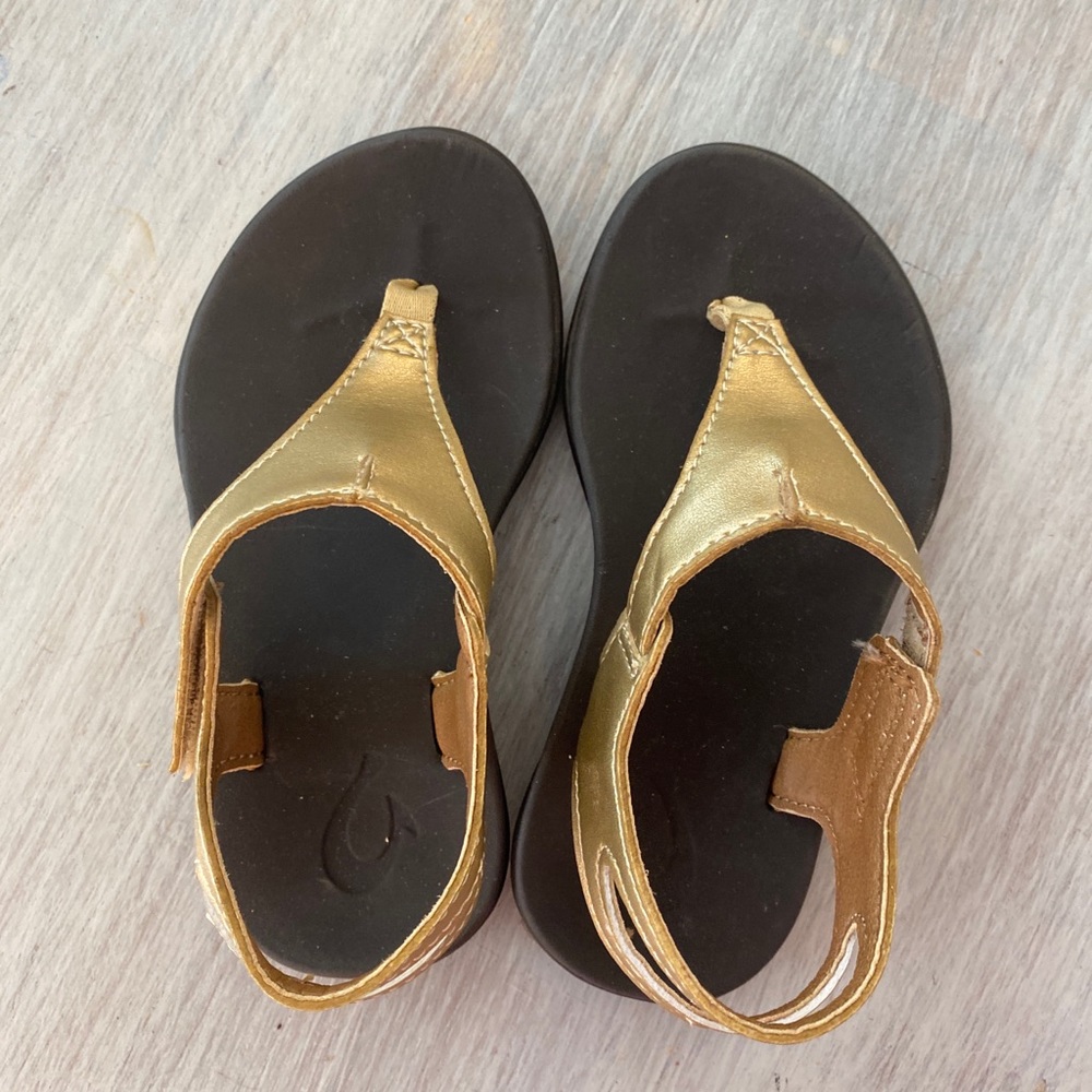 Olukai little girls shoes size 9